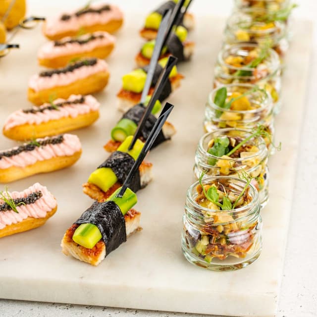 Сет нежных закусок с лососем и щучьей икрой Сет нежных закусок с лососем и щучьей икрой