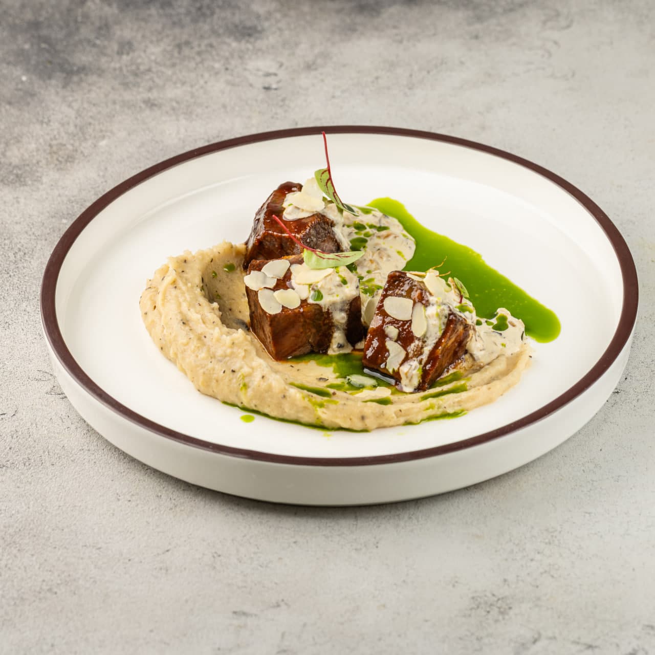 Говяжьи щечки с картофельно-трюфельным муссом, грибным соусом и зеленым маслом