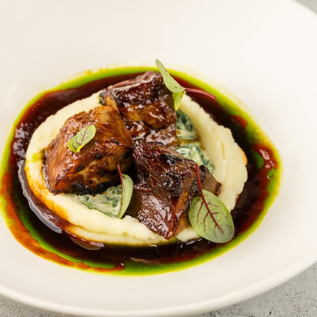 Говяжий язык с картофельным муссом, сливочным шпинатом и трюфельным соусом Говяжий язык с картофельным муссом, сливочным шпинатом и трюфельным соусом