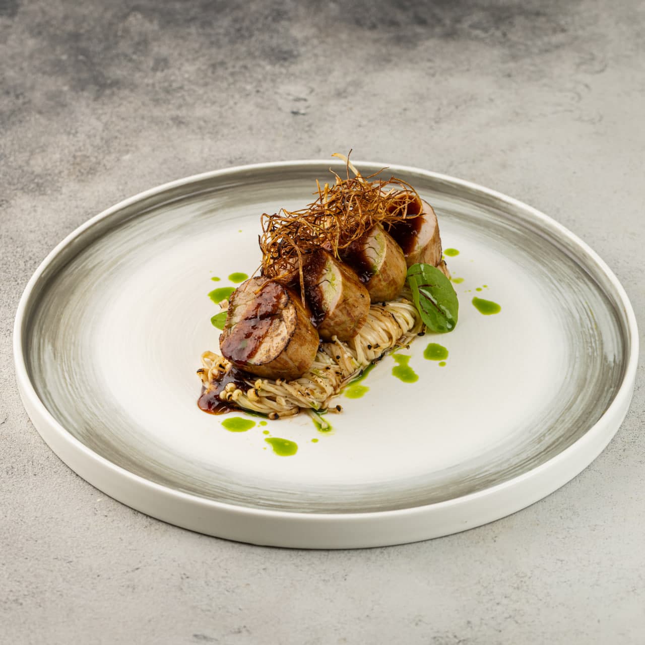 Медальон из свиной вырезки с эноки в перечно-имбирном соусе