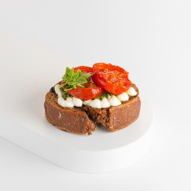 Брускетта с козьим сыром