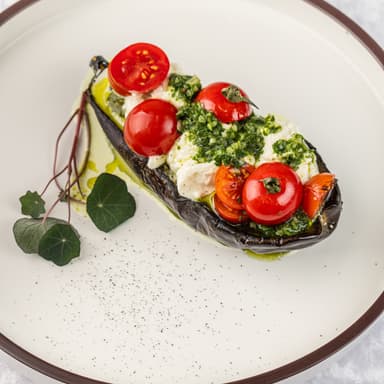 Страчателла на печенном баклажане и томатами черри