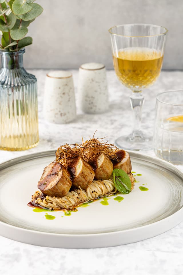 Медальон из свиной вырезки с эноки в перечно-имбирном соусе Медальон из свиной вырезки с эноки в перечно-имбирном соусе