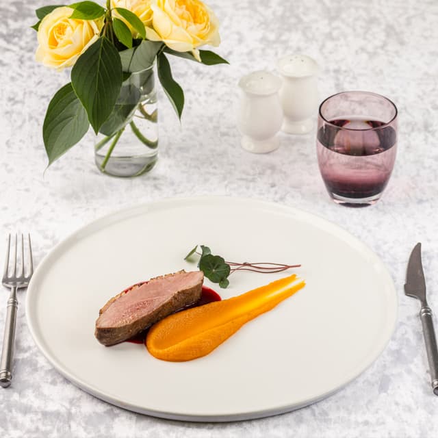 Утиная грудка с муссом тыквы и брусничным соусом Утиная грудка с муссом тыквы и брусничным соусом