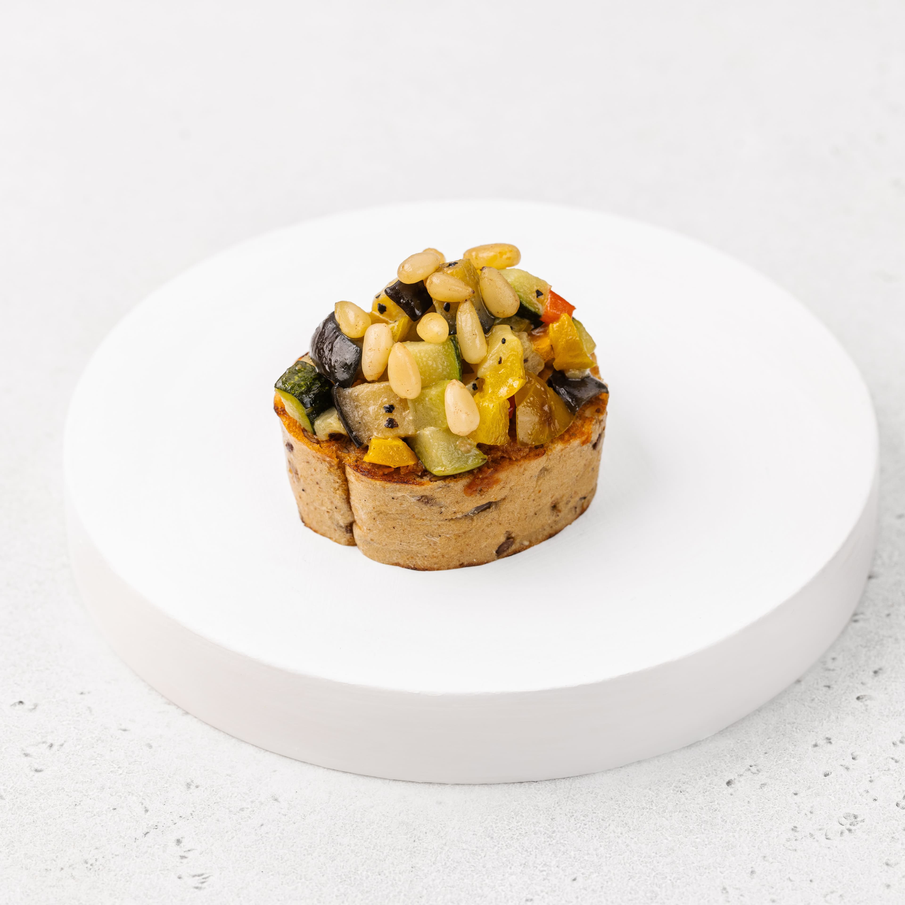 Брускетта с овощами, томатным песто, базиликом и кедровым орехом