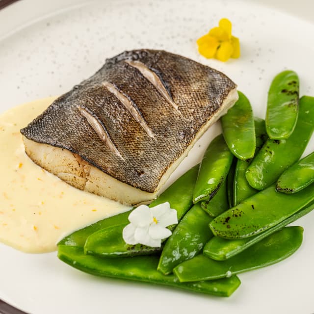 Угольная треска со стручковым горошком в сливочно-цитрусовым соусе Угольная треска со стручковым горошком в сливочно-цитрусовым соусе