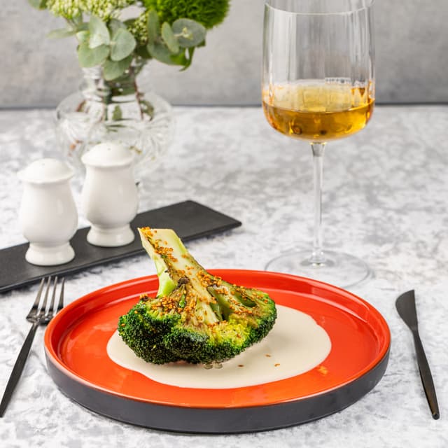 Стейк из брокколи с кокосовым терияки соусом и кимчи кунжутом Стейк из брокколи с кокосовым терияки соусом и кимчи кунжутом