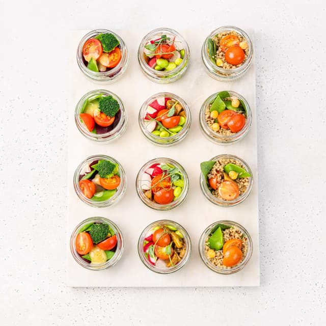 Сет вегетарианских салатов с киноа и брокколи Сет вегетарианских салатов с киноа и брокколи