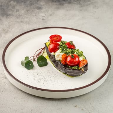 Страчателла на печенном баклажане и томатами черри