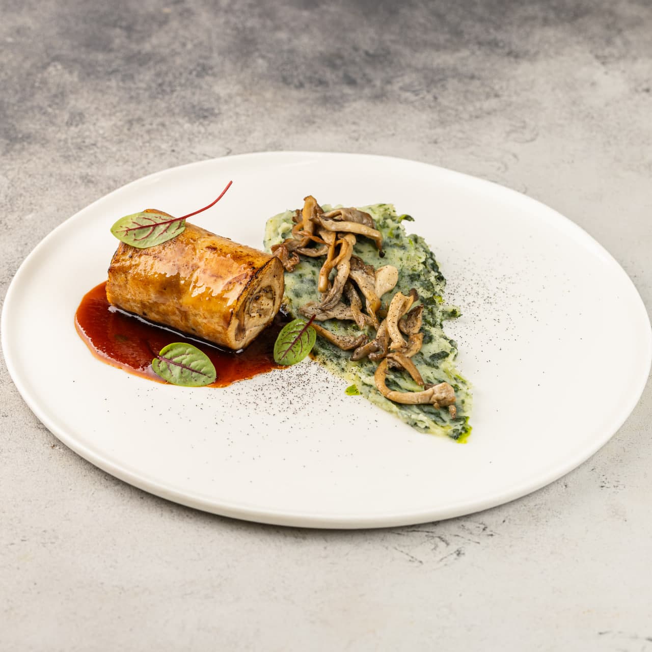 Рулет из куриного филе с вешенками, картофелем, шпинатом и соусом демиглас