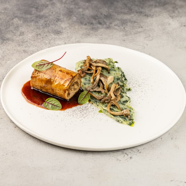 Рулет из куриного филе с вешенками, картофелем, шпинатом и соусом демиглас