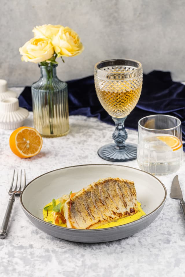 Судак на подушке из фенхеля, моркови и базилика со сливочно-цитрусовым с соусом Судак на подушке из фенхеля, моркови и базилика со сливочно-цитрусовым с соусом