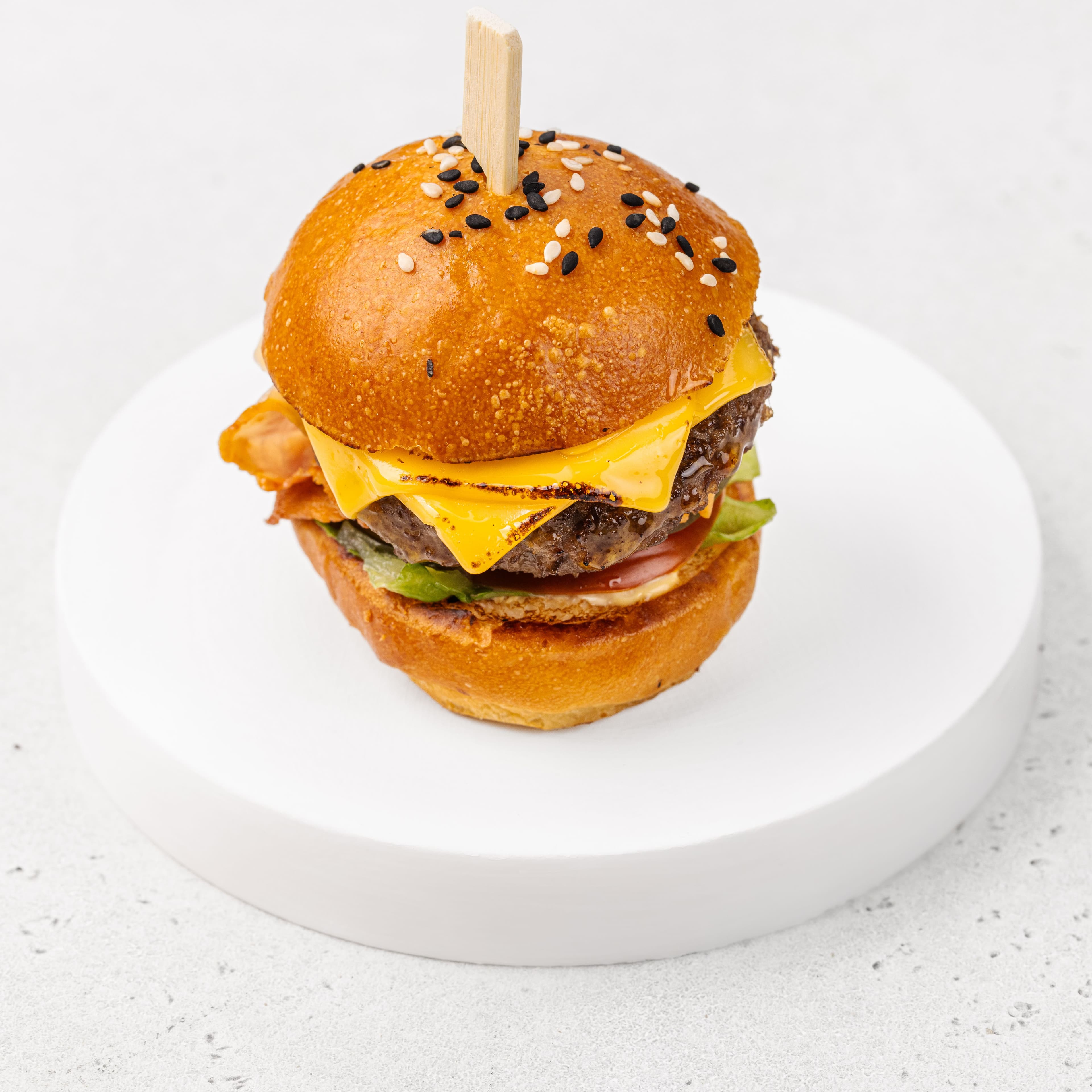 Бургер с говядиной, беконом, халапеньо, томатом и соусом барбекю