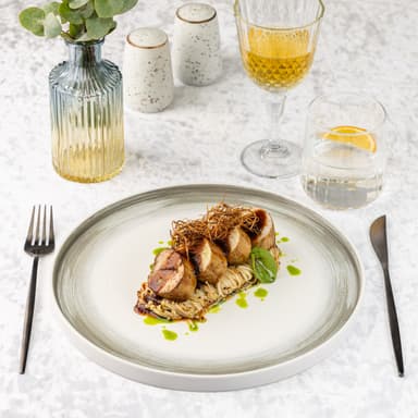 Медальон из свиной вырезки с эноки в перечно-имбирном соусе