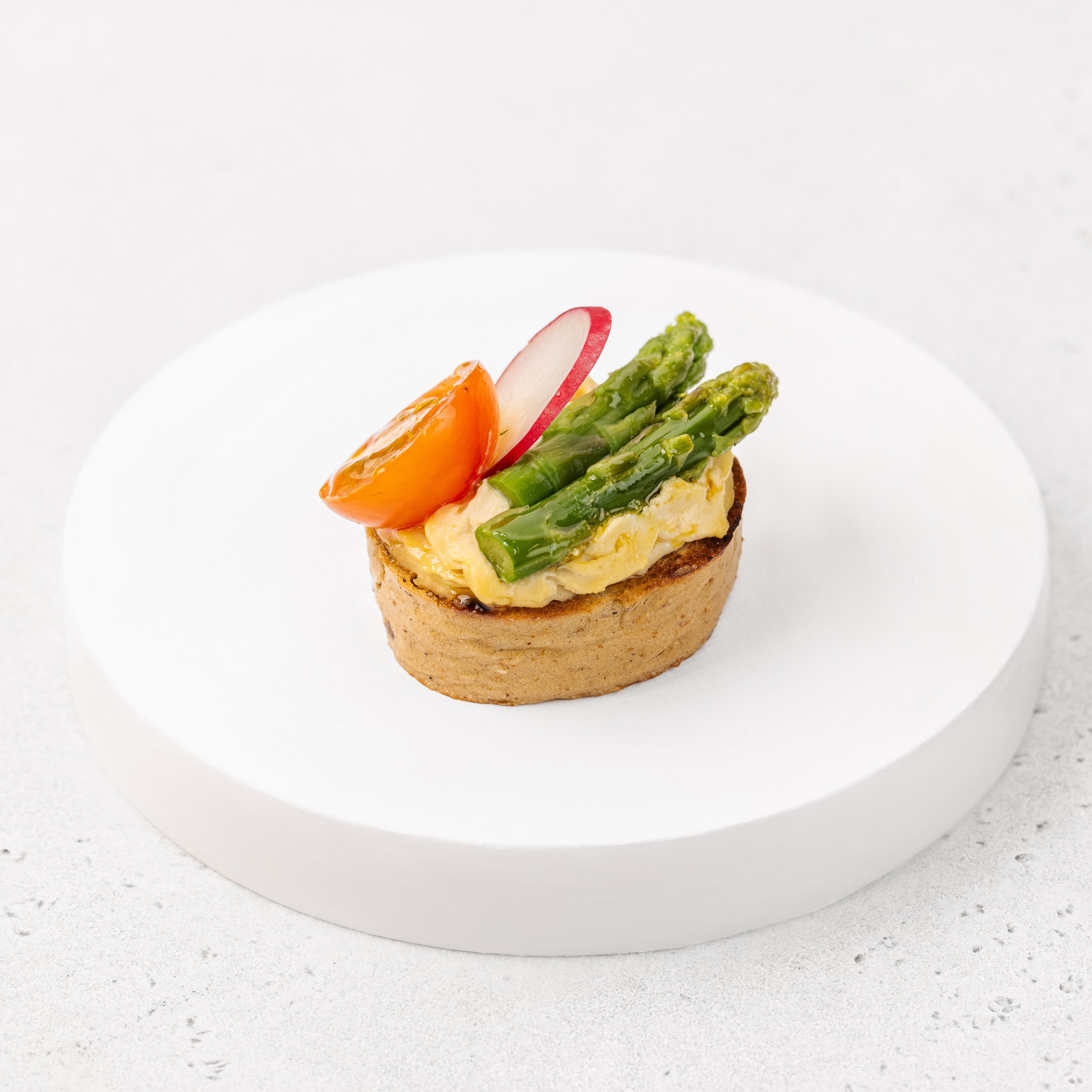 Брускетта со спаржей, хумусом и томатом черри