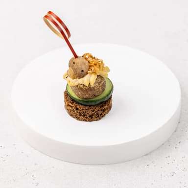 Бейби-картофель с шампиньоном, луком фри и хумусом