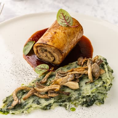 Рулет из куриного филе с вешенками, картофелем, шпинатом и соусом демиглас