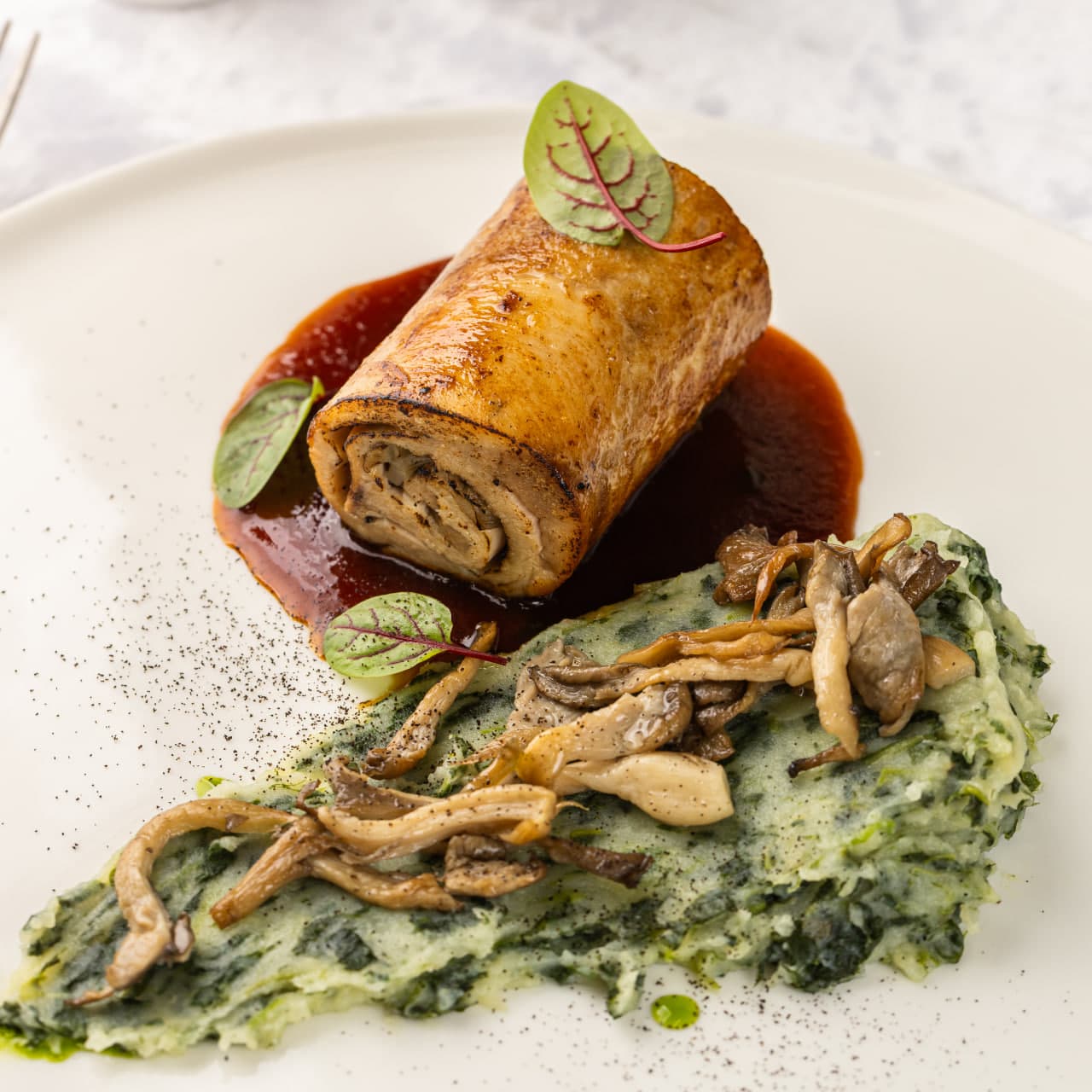 Рулет из куриного филе с вешенками, картофелем, шпинатом и соусом демиглас