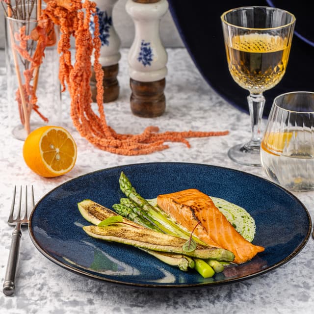 Стейк из лосося с зеленой спаржей, цукини и соусом берблан Стейк из лосося с зеленой спаржей, цукини и соусом берблан