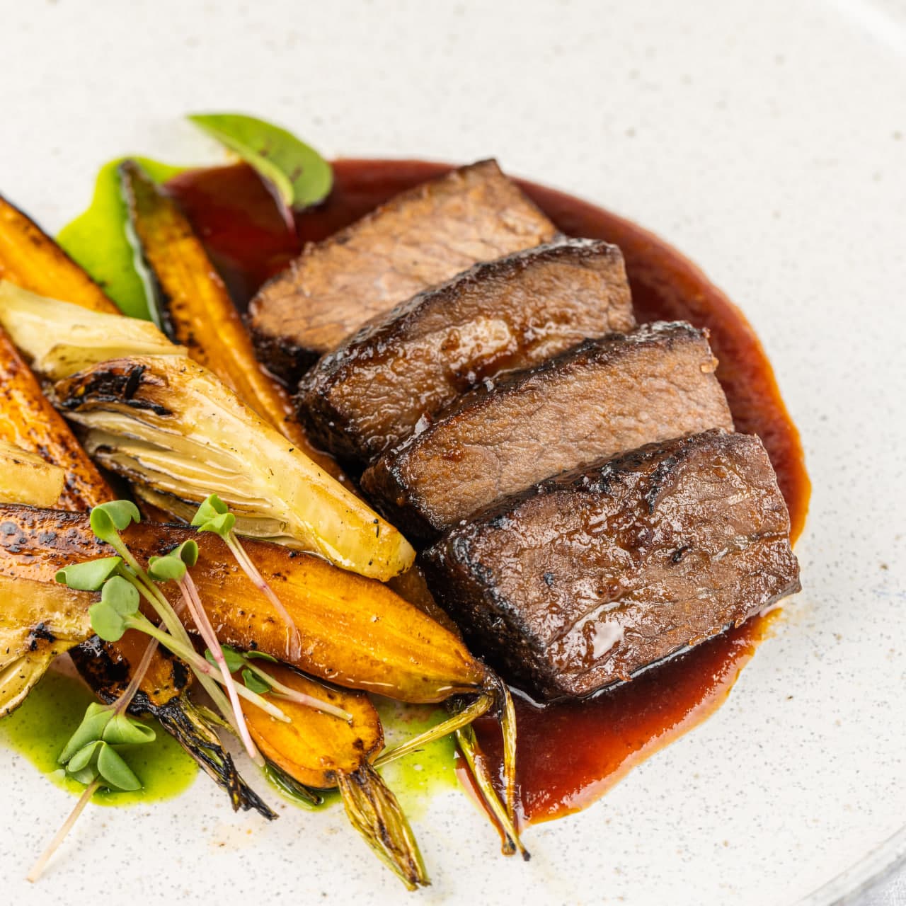 Брискет длительно томления с печеным фенхелем, морковью и медовым демигласом