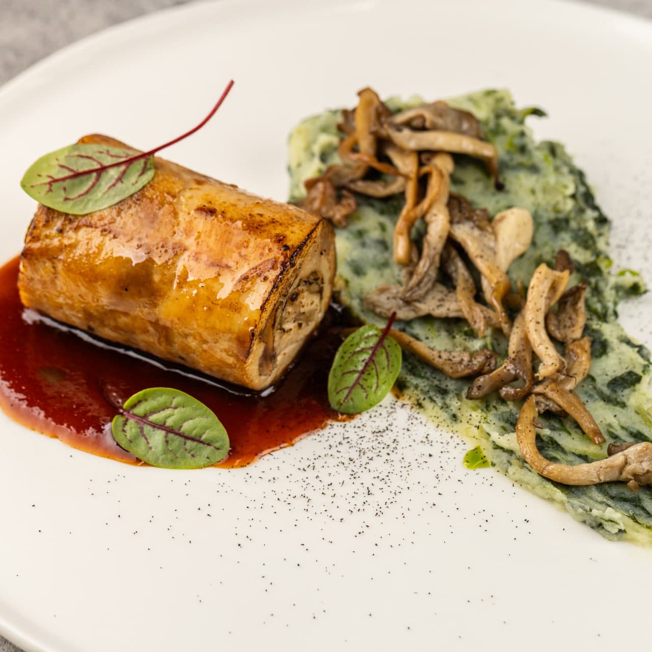 Рулет из куриного филе с вешенками, картофелем, шпинатом и соусом демиглас