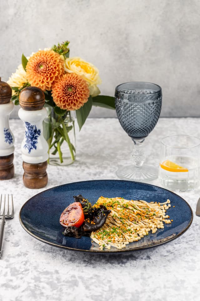 Эноки стейк с карамельным томатом, кокосово-перечным соусом и кимчи кунжутом Эноки стейк с карамельным томатом, кокосово-перечным соусом и кимчи кунжутом