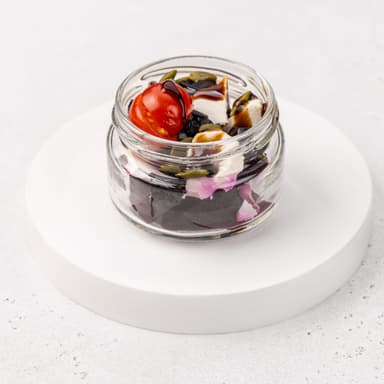 Салат с прянной свеклой, фетаксой, черносливом и бальзамиком