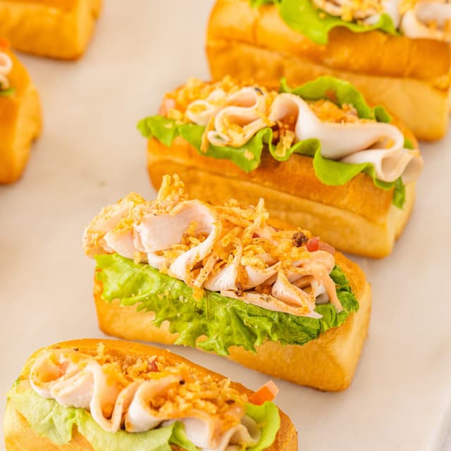 Мини хот-дог с курицей Мини хот-дог с курицей