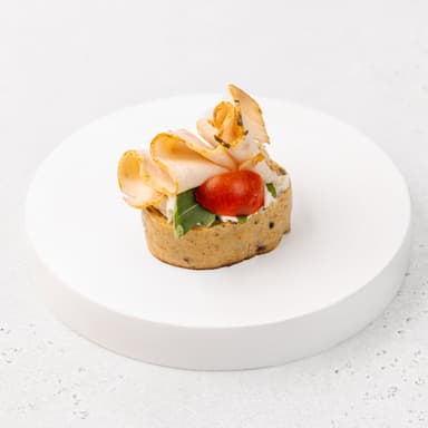 Брускетта с цыпленком, мусом из феты, рукколой, черри и бальзамиком