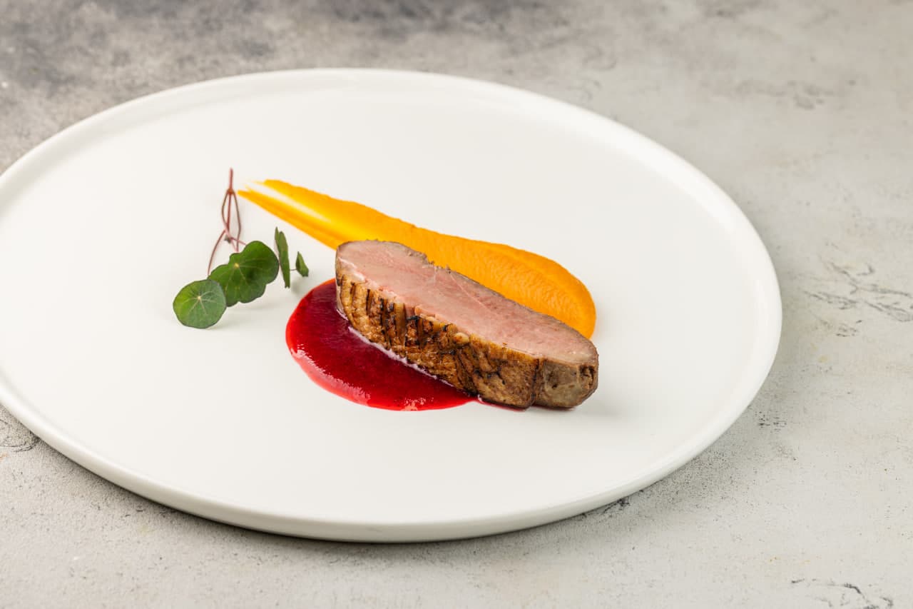 Утиная грудка с муссом тыквы и брусничным соусом