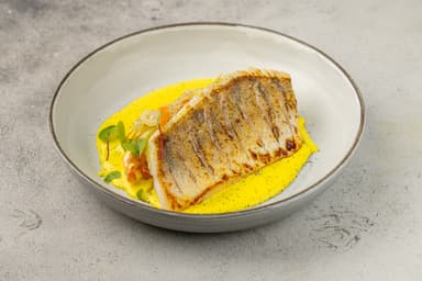 Судак на подушке из фенхеля, моркови и базилика со сливочно-цитрусовым с соусом