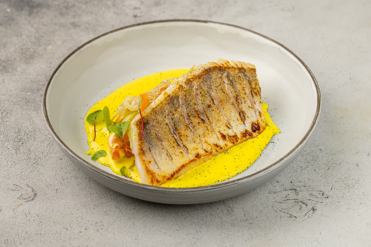 Судак на подушке из фенхеля, моркови и базилика со сливочно-цитрусовым с соусом