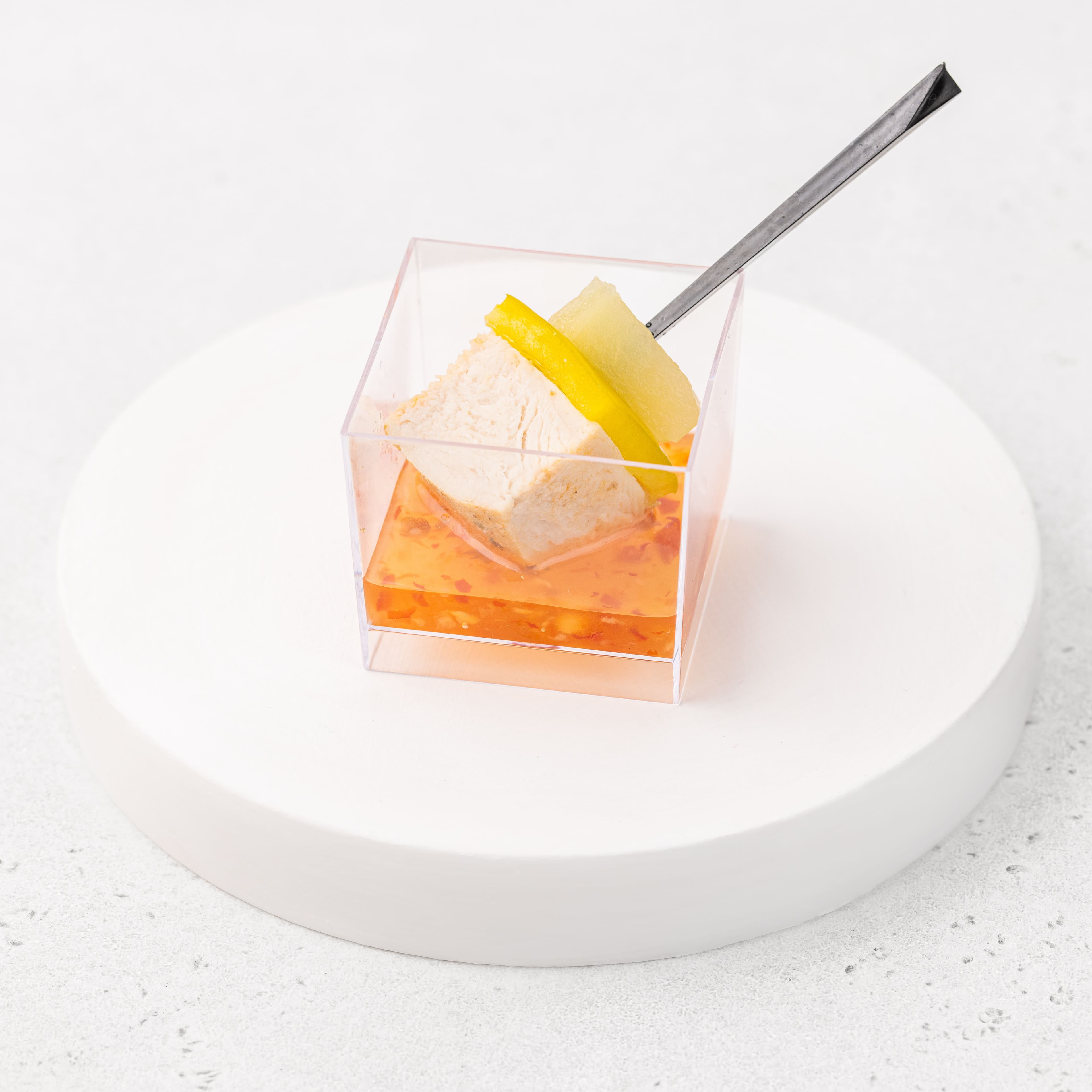 Куриное филе с ананасом, печенным перцем в сладком чили соусе