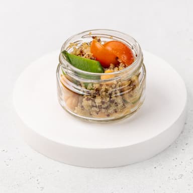 Киноа со шпинатом, нутом, черри, горошком, инжиром и миндалем