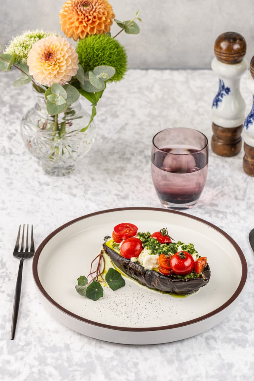 Страчателла на печенном баклажане и томатами черри