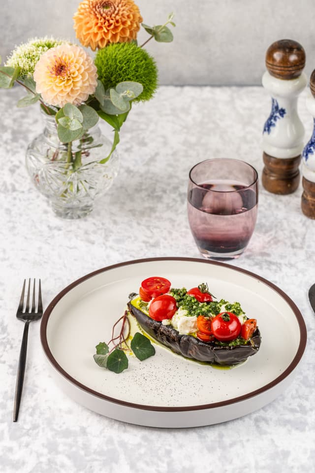 Страчателла на печенном баклажане и томатами черри Страчателла на печенном баклажане и томатами черри