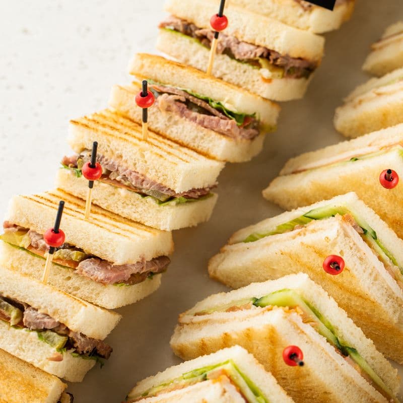 Сэндвич с томленой индейкой сувид и свежими огурчиками