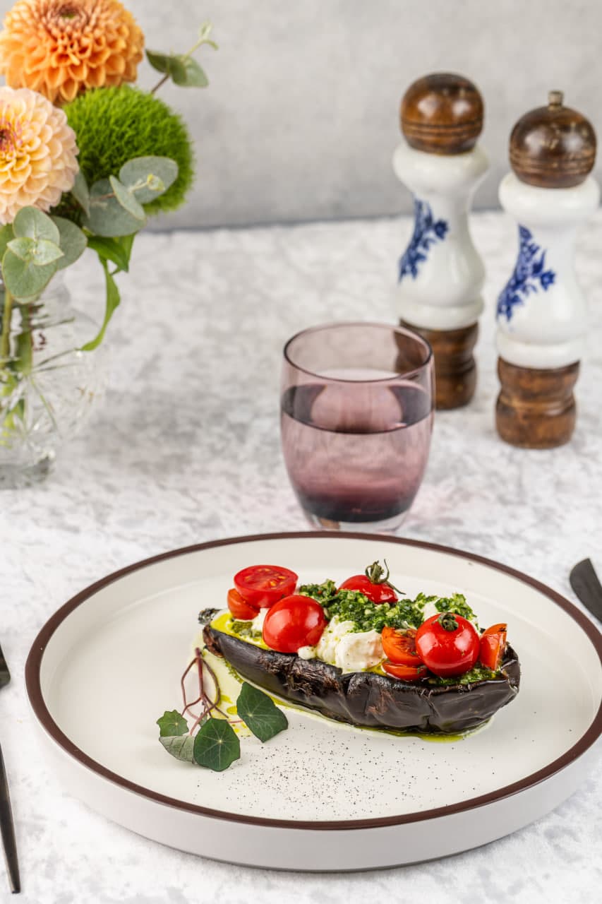 Страчателла на печенном баклажане и томатами черри