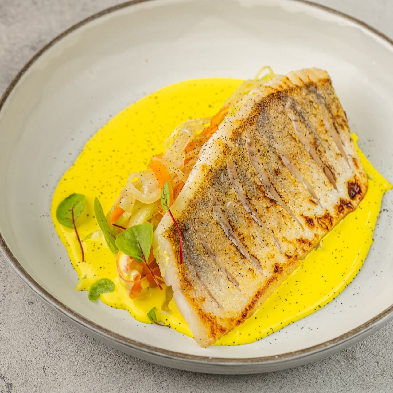 Судак на подушке из фенхеля, моркови и базилика со сливочно-цитрусовым с соусом