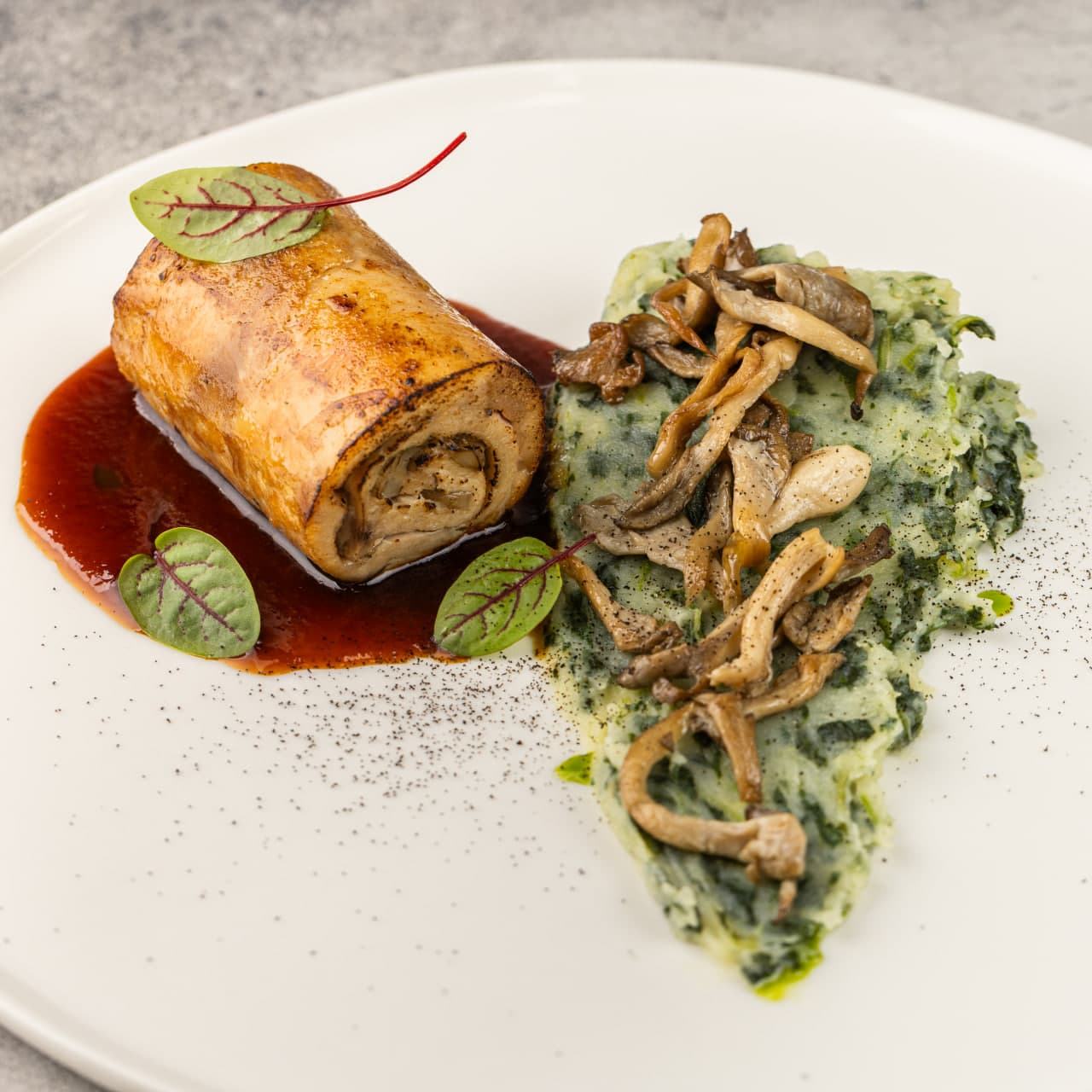 Рулет из куриного филе с вешенками, картофелем, шпинатом и соусом демиглас