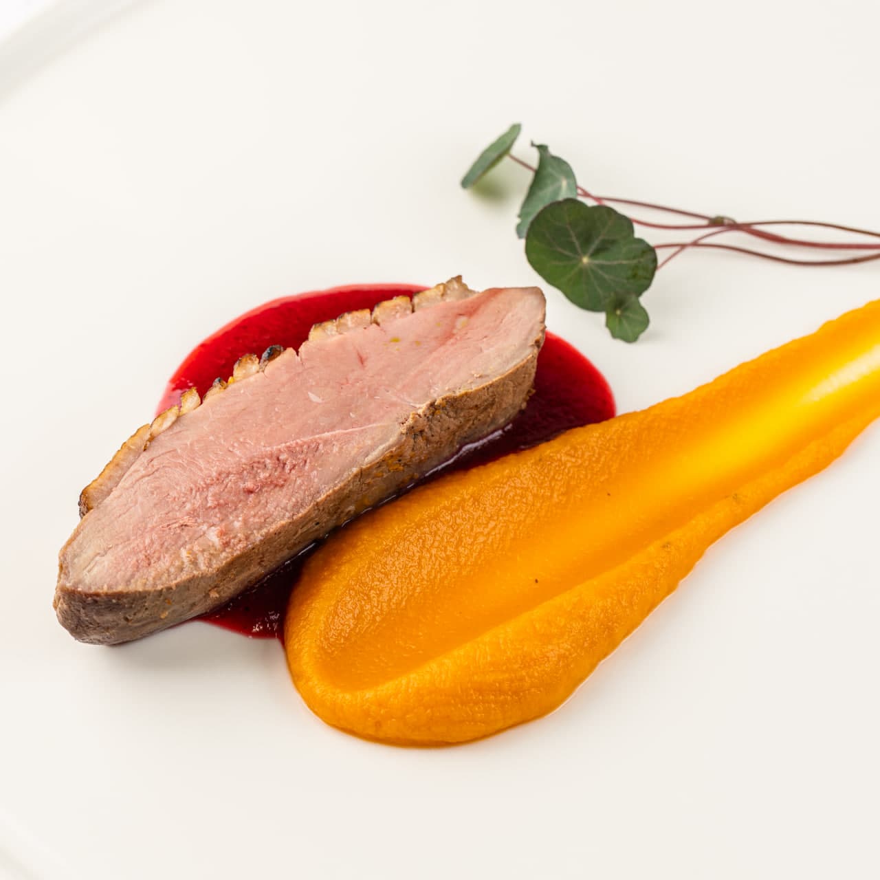 Утиная грудка с муссом тыквы и брусничным соусом