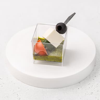 Фета, огурец, маслина, черри и соус песто