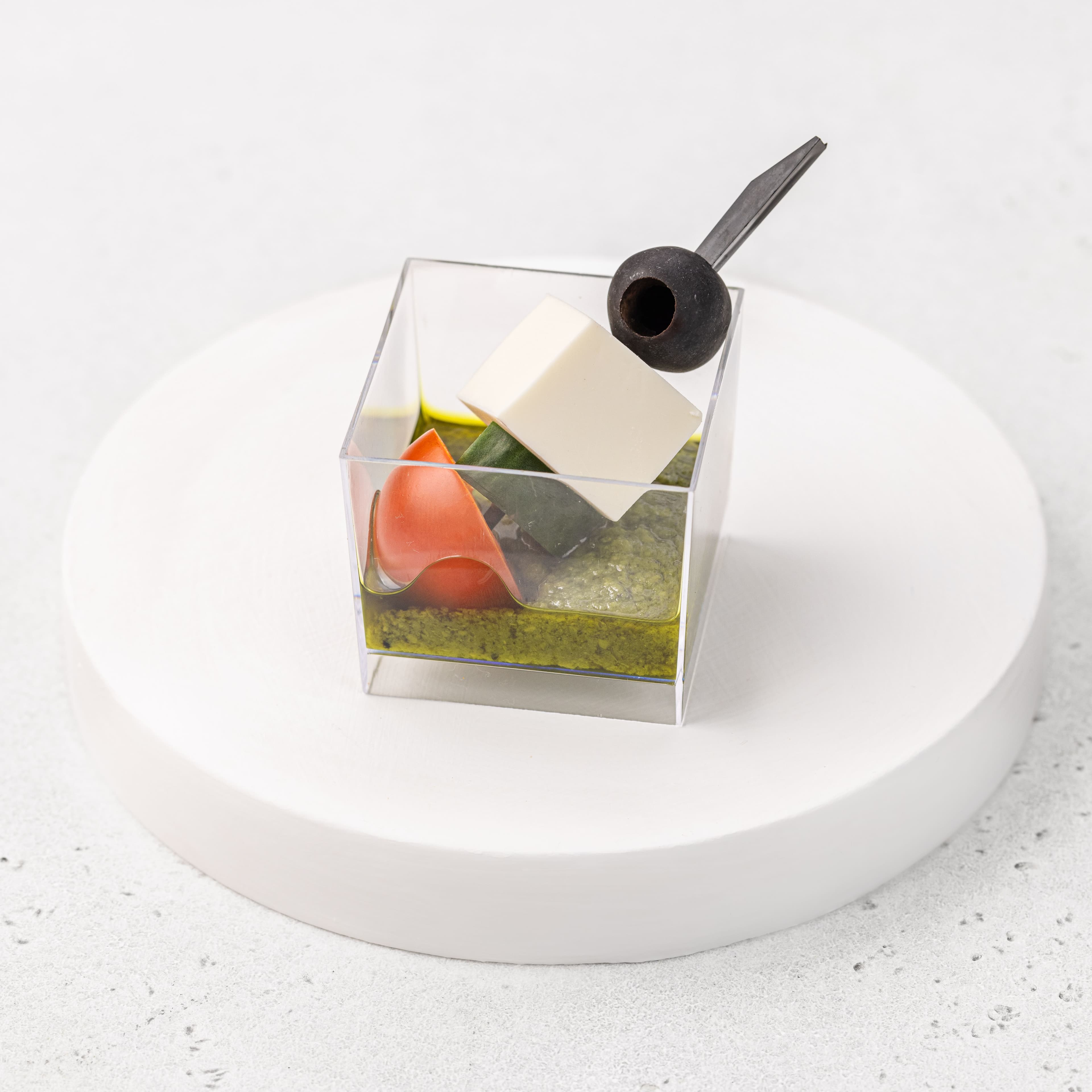 Фета, огурец, маслина, черри и соус песто