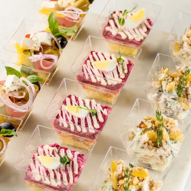 Салат с цыпленком, свежим огурцом, грибами и соусом