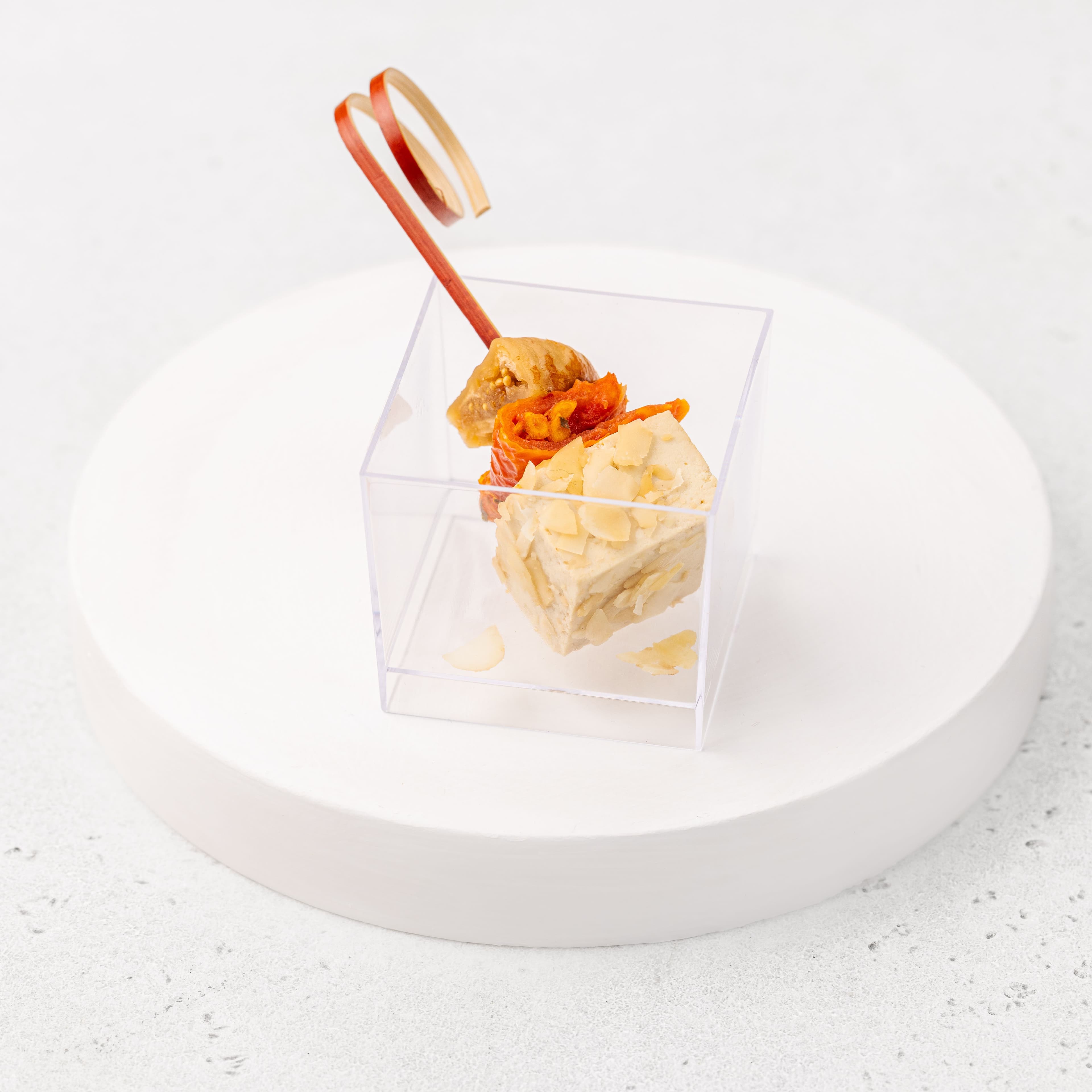 Тофу с соусом унаги, панированный в лесных орехах с вяленным томатом