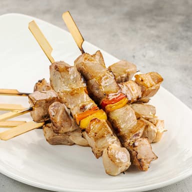 Маринованная свиная шея семенем кориандра