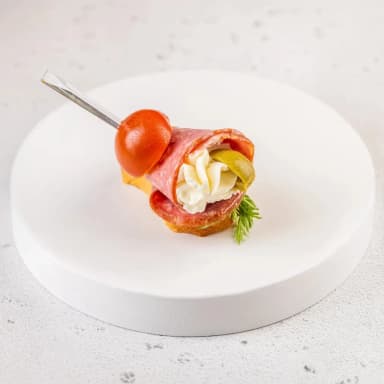 Канапе сервелат на бриошь