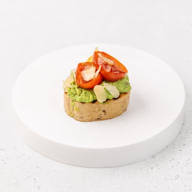 Брускетта с гуакамоле, томатами конфи и миндалем