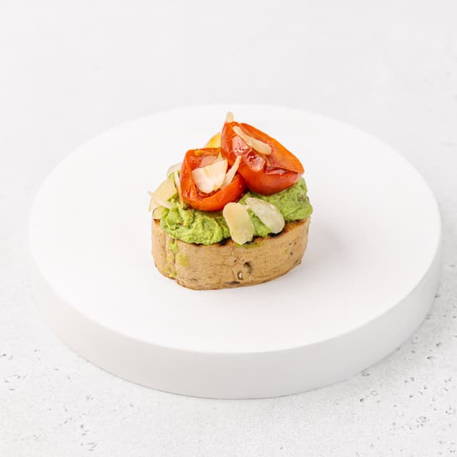 Брускетта с гуакамоле, томатами конфи и миндалем