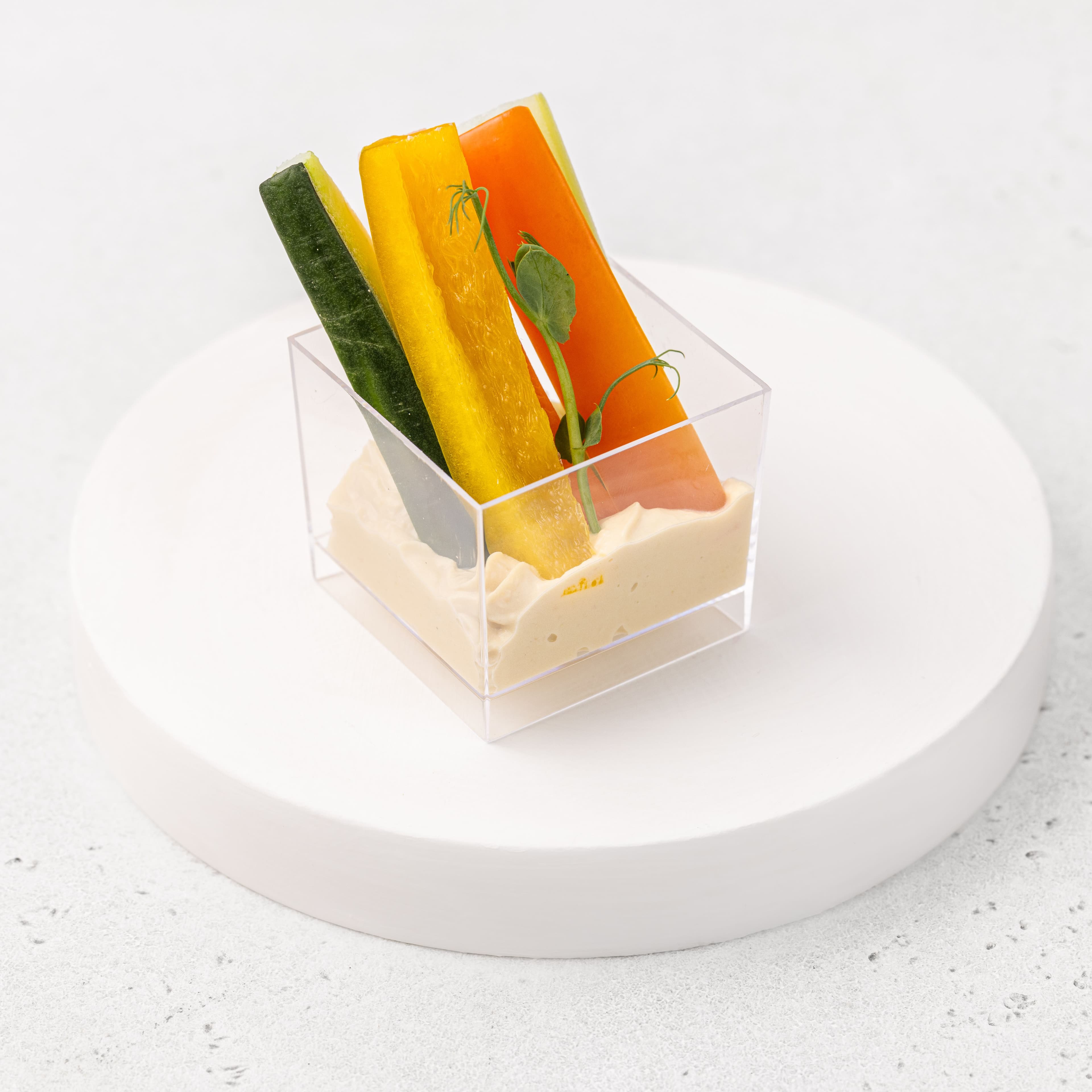 Овощные крудите с хумусом и миндальным лепестком